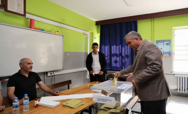 Başkan Beyazgül Oyunu Rasime Polat İlkokulu’nda Kullandı