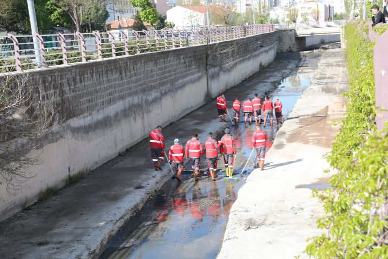 KOCASİNAN, İLÇE GENELİNDEKİ TÜM KANALLARI TEMİZLEYİP, İLAÇLIYOR