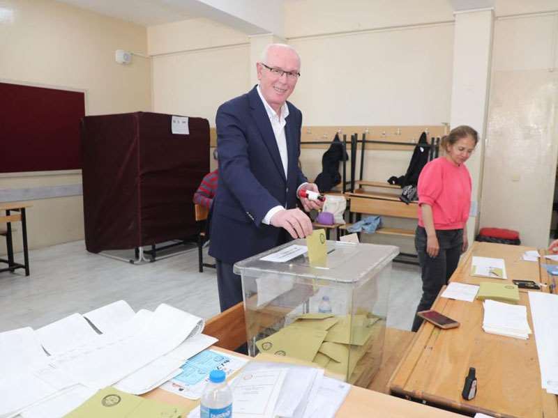 BAŞKAN KURT: “BU DEMOKRASİ ŞÖLENİ VATANIMIZA MİLLETİMİZE BAHARLARI GETİRSİN”