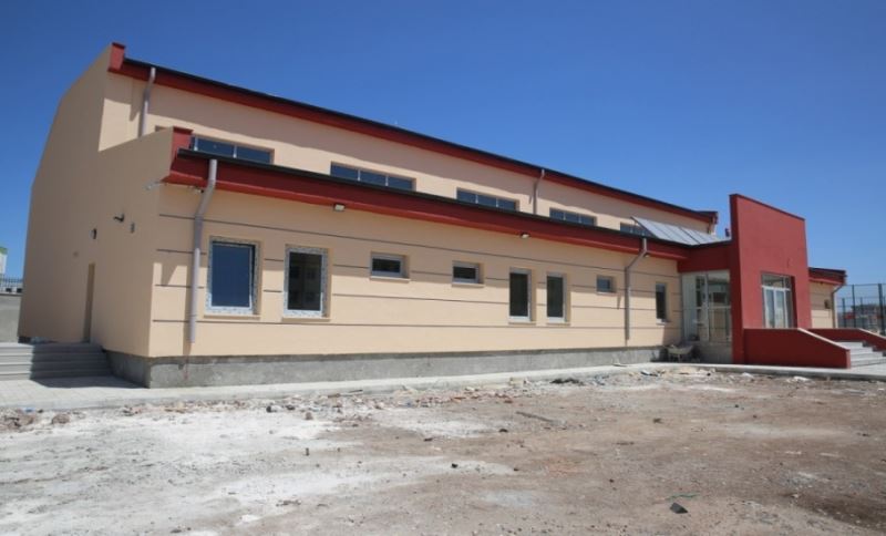 SEYRANTEPE SPOR KOMPLEKSİ GENÇLERE HİZMET İÇİN GÜN SAYIYOR