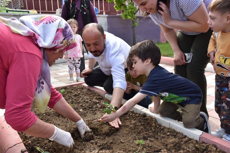 BAŞKANIMIZ FİDELERİ MİNİKLERİMİZLE BİRLİKTE TOPRAKLA BULUŞTURDU