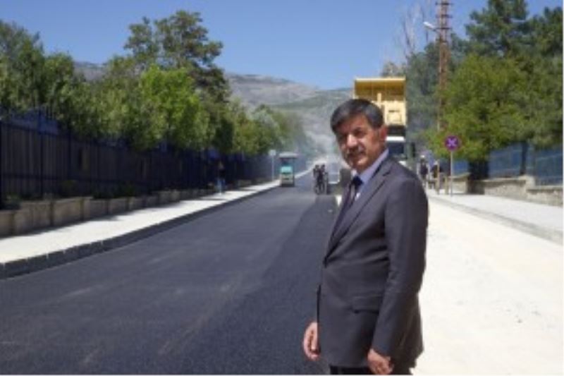 Başkan Bekir Aksun Kurutilek yolundaki Asfalt serim çalışmasını yerinde inceledi.