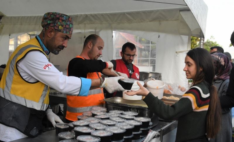 1 milyon kişiye sıcak yemek dağıtıldı