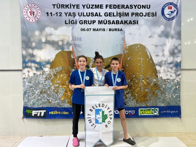 İZMİTLİ MİNİK YÜZÜCÜLER BURSA’DAN BAŞARI İLE DÖNDÜ