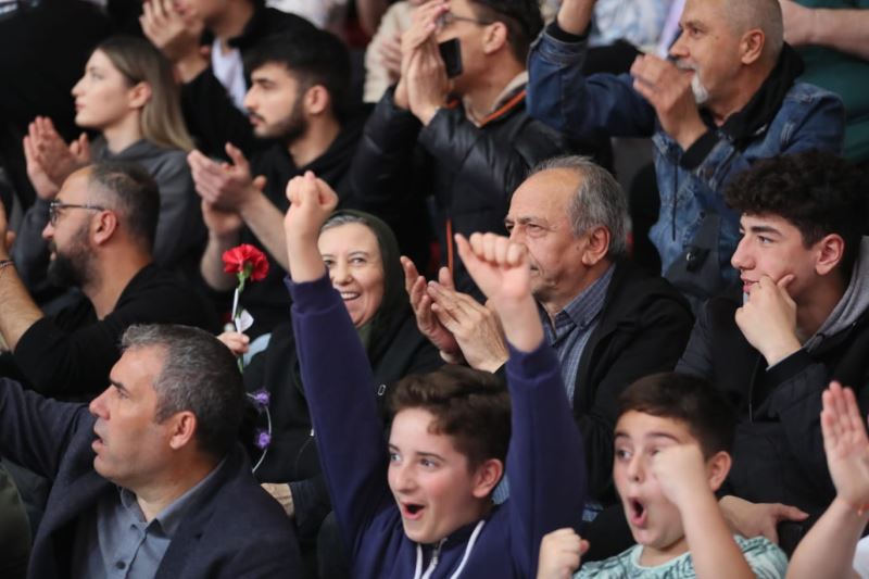 İZMİTLİ PERİLER’İN SÜPER LİG İNADI DEVAM EDİYOR “97-62”