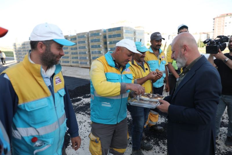 KOCASİNAN’DA SEZONUN İLK ASFALTI DÖKÜLDÜ