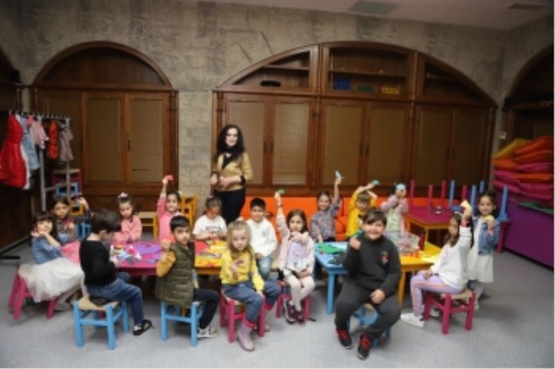 KÜÇÜK FARE İLE KIRMIZI DUVAR