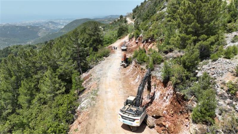 KIRSALDA KESİNTİSİZ HİZMET DEVAM EDİYOR - MAHMUTSEYDİ MAHALLESİ’NDE 4 MAHALLENİN KULLANDIĞI GRUP YOLUNUN 5 KİLOMETRELİK BÖLÜMÜ GENİŞLETİLDİ
