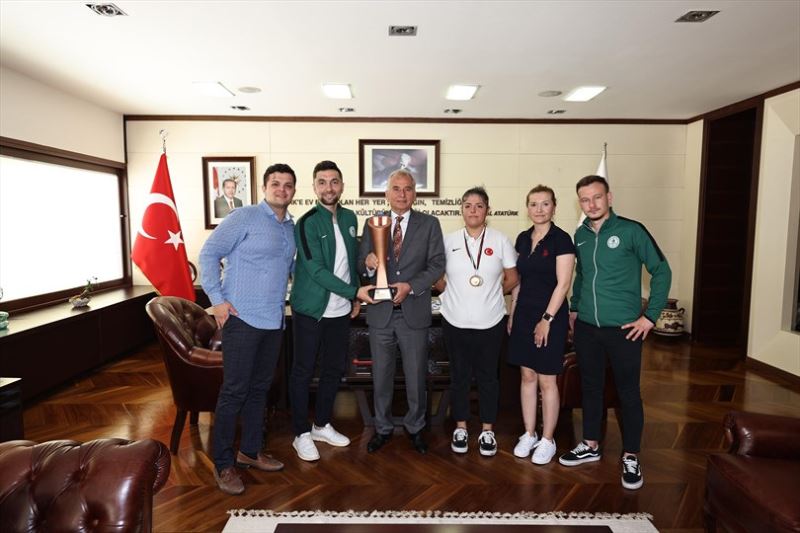 İşitme engelli sporculardan Başkan Zolan’a ziyaret