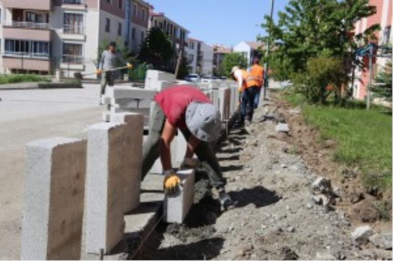 Mimar Sinan Mahallesinde başlatılan Tretuvar yenileme çalışmaları devam ediyor.