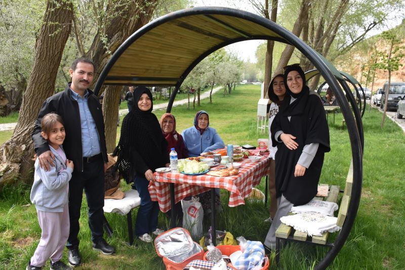 Tatvan Belediyesi Mesire Alanı açılışına günler kala ziyaretçi akınına uğruyor.