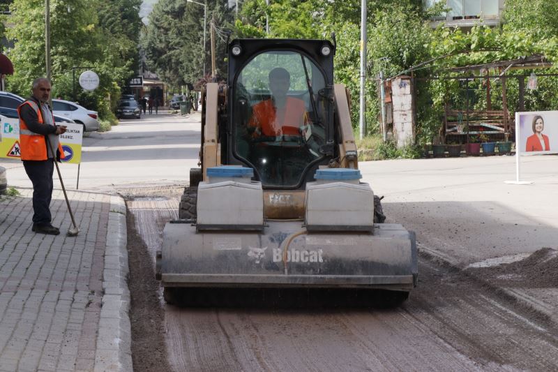 İZMİT BELEDİYESİ, ALİKAHYA’DA ASFALT MESAİSİNİ SÜRDÜRÜYOR