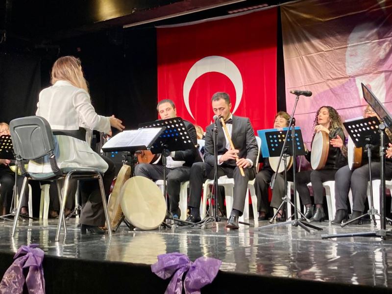 İZMEK KURSİYERLERİNİN HAZIRLADIĞI YILSONU GÖSTERİSİ BÜYÜK BEĞENİ TOPLADI