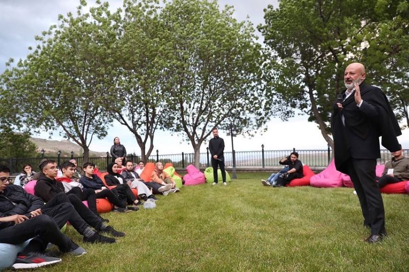 BAŞKAN ÇOLAKBAYRAKDAR; “GENÇLERİMİZ, DÜNYA’DA SES GETİRECEK ÇALIŞMALARA İMZA ATACAK”