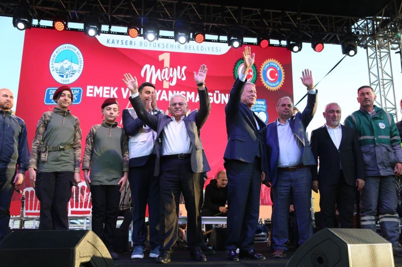 Bakan Akar ile Başkan Büyükkılıç, İşçi ve Aileleriyle Konserde Bir Araya Geldi