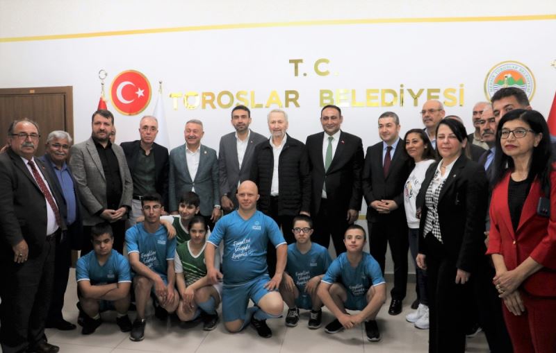 BAŞKAN YILMAZ, ESKİ BAKAN ZAFER ÇAĞLAYAN’I TOROSLAR BELEDİYESİNDE AĞIRLADI