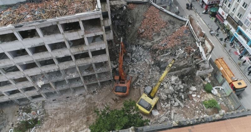Belediye hizmet binasının yıkımı başladı