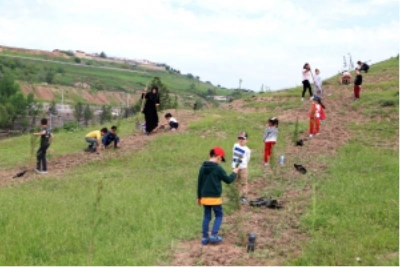 Minik öğrenciler depremde hayatını kaybedenlerin anısına fidan dikti