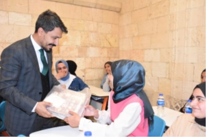 Akademi Lise öğrencilerine kitap setleri hediye edildi
