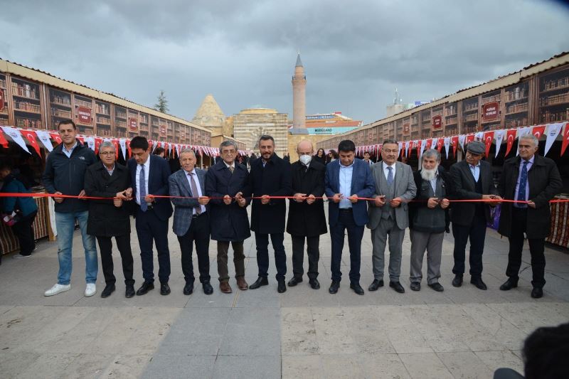 KIRŞEHİR BELEDİYESİ 2. KİTAP GÜNLERİ’NE OKURLAR BÜYÜK İLGİ GÖSTERİYOR