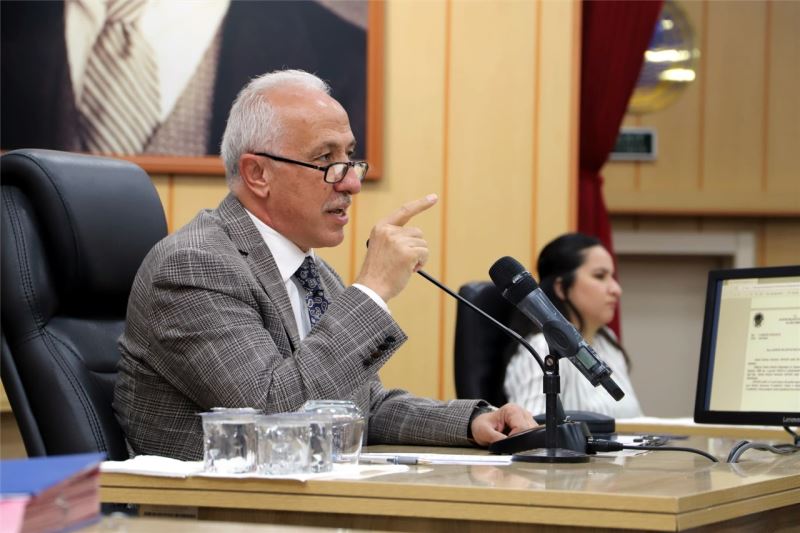 “GEÇMİŞTE SİZİN BAŞKASINA PEŞKEŞ ÇEKTİĞİNİZ ARAZİYİ, BUGÜN BELEDİYEMİZE KAZANDIRAN ADAMIM”