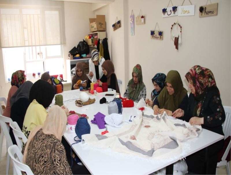 HALİLİYE’DE KADINLAR ÖĞRENİRKEN ÇOCUKLARI DA EĞLENİYOR
