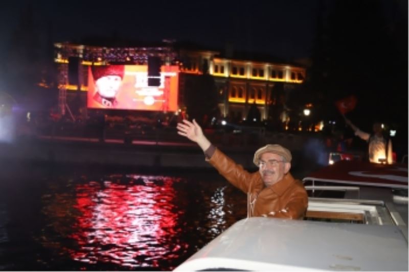 ESKİŞEHİR’DE FENER ALAYI GECEYİ AYDINLATTI