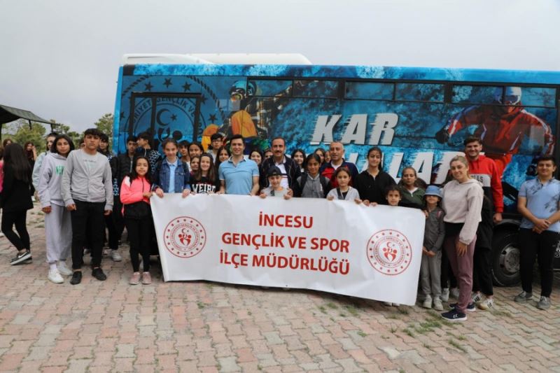 Belediye başkanımız Av. Mustafa İlmek, eşi Sn. Sevim İlmek, İlçe Kaymakamımız Sn. Aydın Göçer ile 19 Mayıs Atatürk