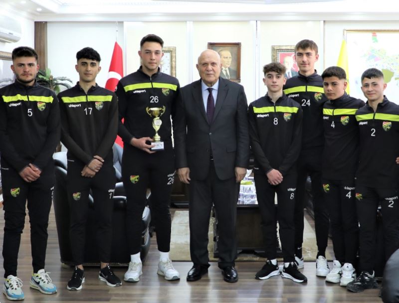 ŞAMPİYONLARDAN BAŞKANIMIZ PEKMEZCİ’YE ZİYARET