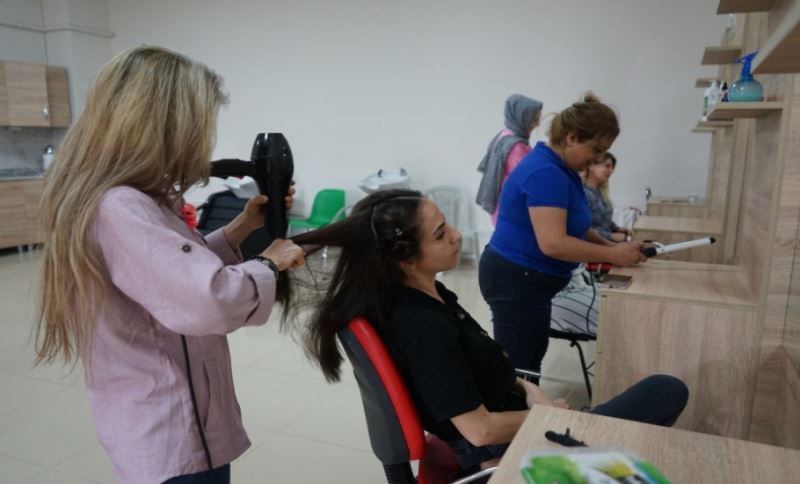 KARAKÖPRÜ’DE KADINLAR BOŞ ZAMANINI KURSLARDA DEĞERLENDİYOR