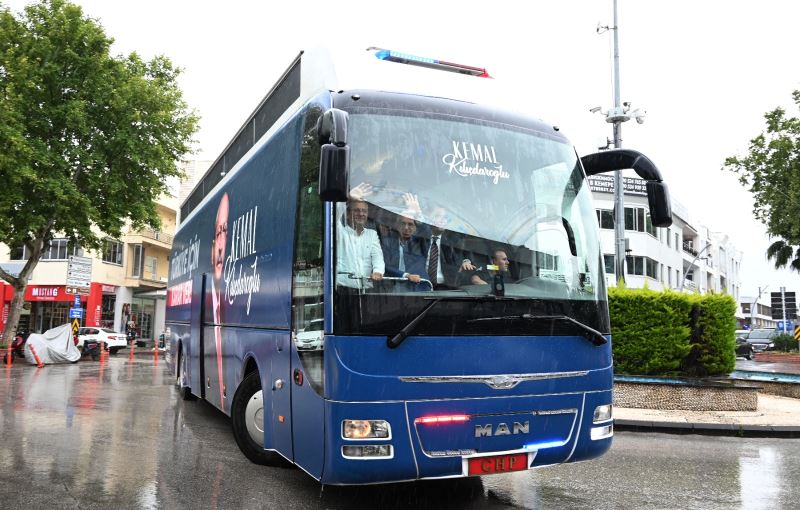 CHP Grup Başkanvekili Özel Kemer’de vatandaşları selamladı