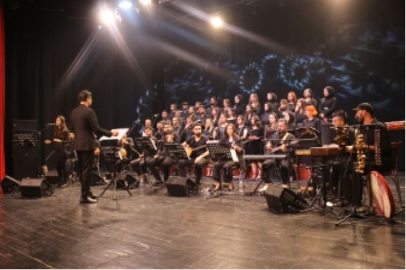 DEPREMZEDELER, SESLENDİRİLEN TÜRKÜLERLE ANILDI