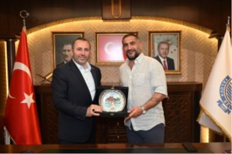 MİLLİ FUTBOLCU ÜMİT KARAN’DAN BAŞKAN TUTUK’A ZİYARET