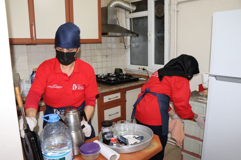 İZMİT BELEDİYESİ, EVDE TEMİZLİK HİZMETİ İLE VATANDAŞLARIN HAYATINI KOLAYLAŞTIRIYOR