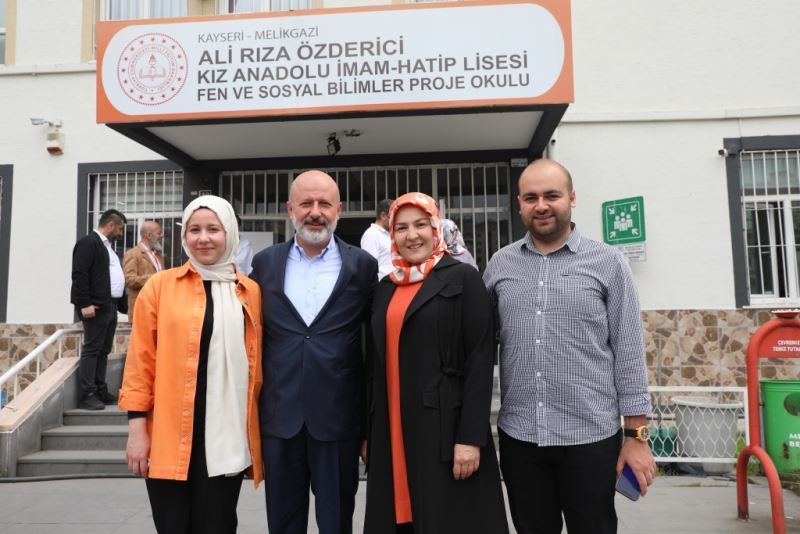 BAŞKAN ÇOLAKBAYRAKDAR,  AİLESİYLE BİRLİKTE OY KULLANDI