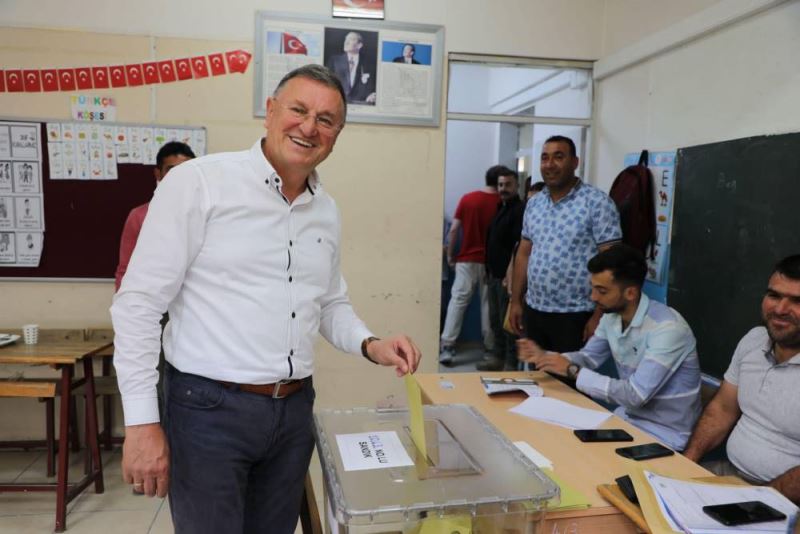 BAŞKAN SAVAŞ “EĞER DEMOKRASİ İSTİYORSAK, SÖZ HAKKIMIZ VAR DİYORSAK, SÖZ HAKKIMIZIN OLDUĞU BU YEGÂNE GÜNLERDE GELİP OYUMUZU ATMAMIZ LAZIM”