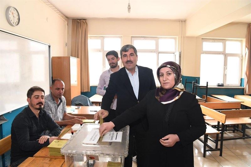 BAŞKAN ASYA VE EŞİ OYLARINI KULLANDI.