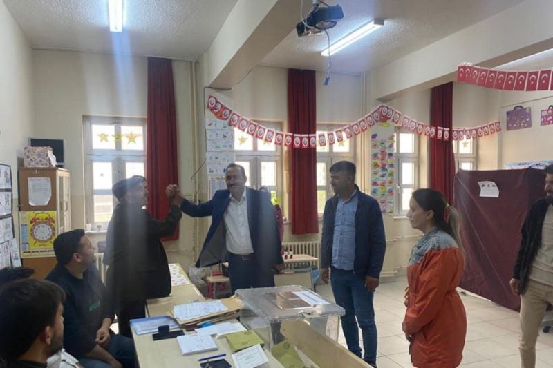 İncesu Belediye Başkanımız Av. Mustafa İlmek ve ilçe Başkanımız Sn. Hamit Korkmaz, oy kullanma işlemlerinin