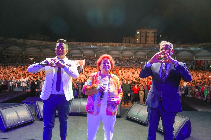 SELDA BAĞCAN COŞKUSU ALANLARA SIĞMADI