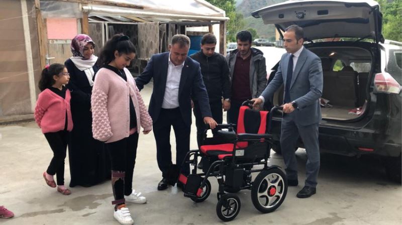 BAŞKAN ÇİMEN SÜMEYRA’YA AKÜLÜ SANDALYESİNİ TESLİM ETTİ.
