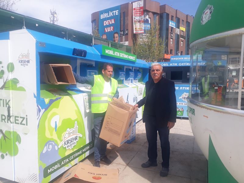 KIRŞEHİR BELEDİYESİ’NDEN 10 ADET GERİ DÖNÜŞÜM MALZEMESİ GETİRENE FİDE HEDİYE