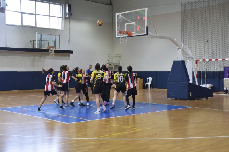 Basketbol Turnuvasında şampiyonlar madalyalarını aldı
