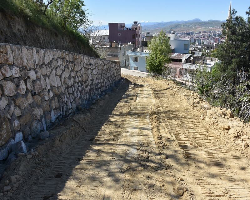 SİİRT BELEDİYESİ ŞEYH SÜLEYMAN MEZARLIĞI’NDA YOL YAPIM ÇALIŞMASINA BAŞLADI