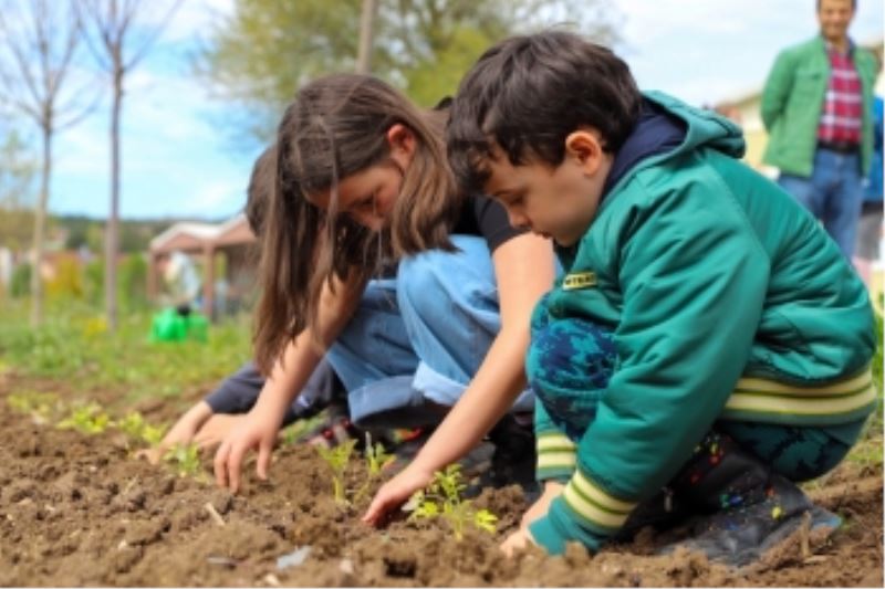 ÇOCUKLAR TOPRAK VE TOHUMLA BULUŞTULAR