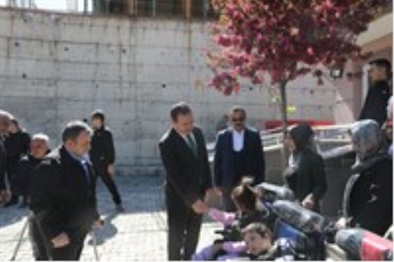 Sayın Vali/Belediye Başkan Vekilimiz, Hakkari Belediyesi Bedensel Engelliler Derneğinde gerçekleştirilen tekerlekli sandalye takdimine katıldı
