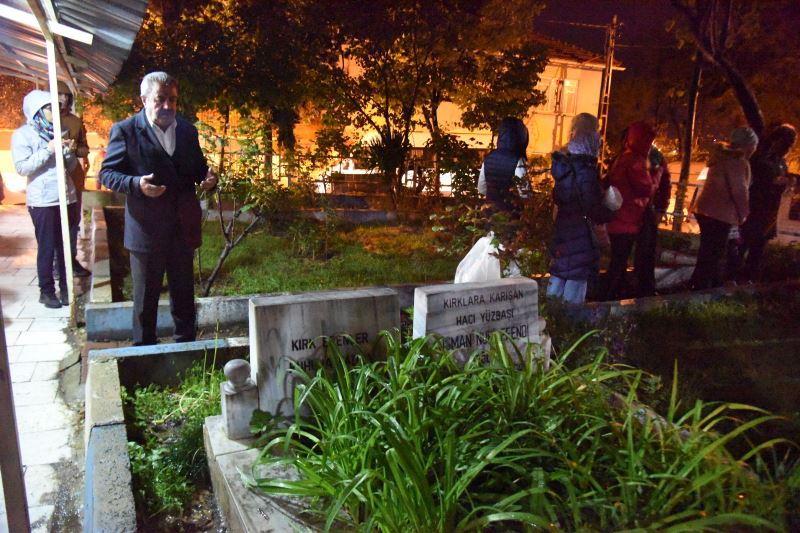 HIDIRELLEZ’İN BAŞLANGIÇ SAATİNDE CAMİ BAHÇESİNDE DUA ETTİLER