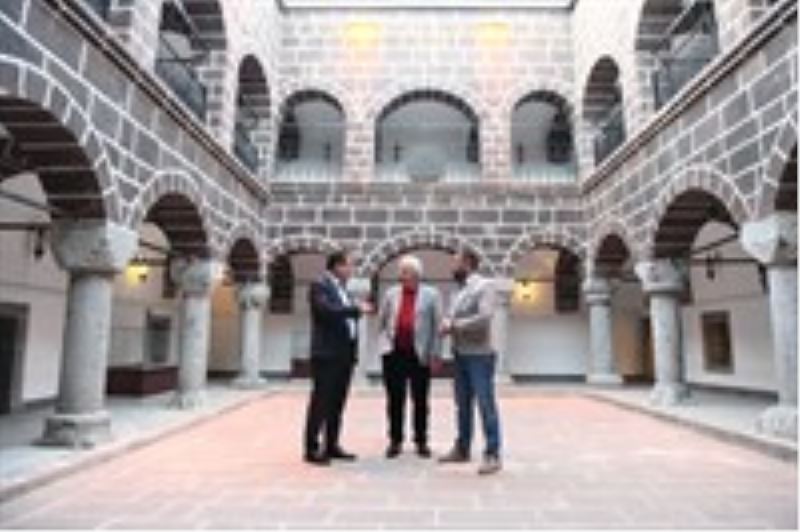 Sayın Vali/Belediye Başkan Vekilimiz,Hakkâri Kent Arşiv ve Etnografya Müzesinde incelemelerde bulundu