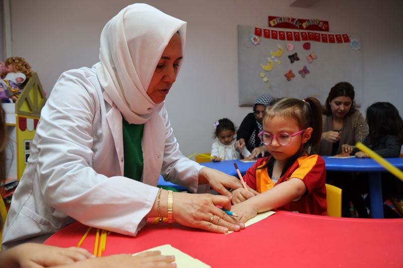AKMEK ÇOCUK OYUN ODASINDA ÇOCUKLAR EL BECERİLERİNİ GELİŞTİRİYOR