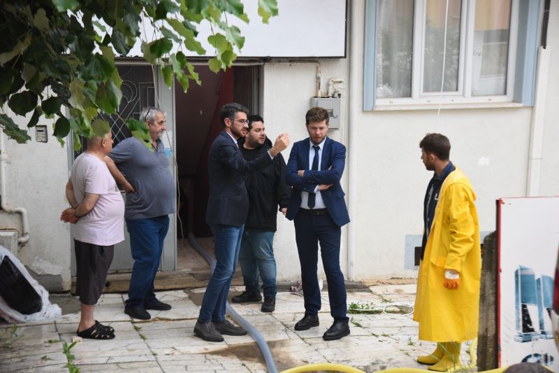 BELEDİYE BAŞKAN YARDIMCILARI VE ÇALIŞANLAR SABAH SAATLERİNE KADAR SAHADA ÇALIŞTI