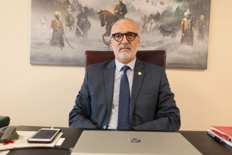 CEM ŞAKOĞLU: “DERDİMİZ YERE DÜŞEN EDEBİNİZE TAKILIP DÜŞMEMEK”